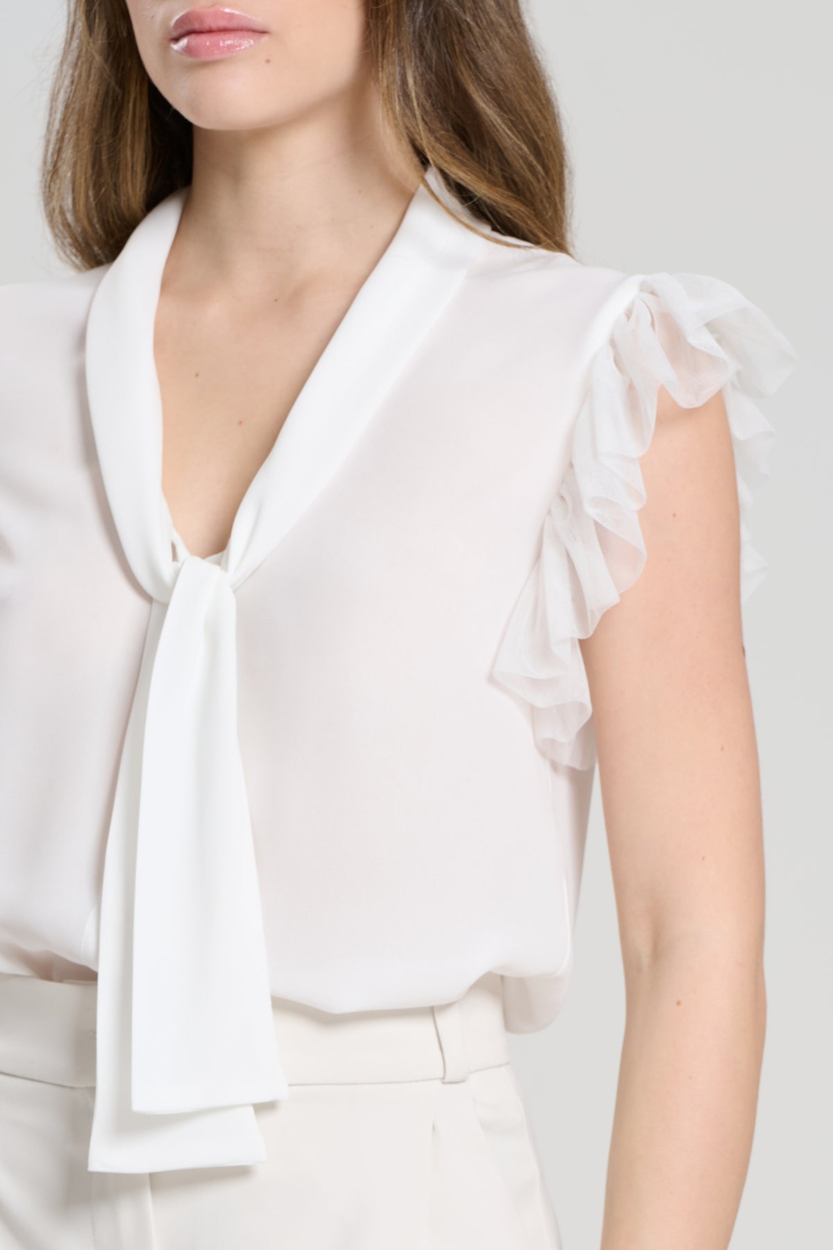 CAMICIA BIANCA CON VOLANT, CANNES