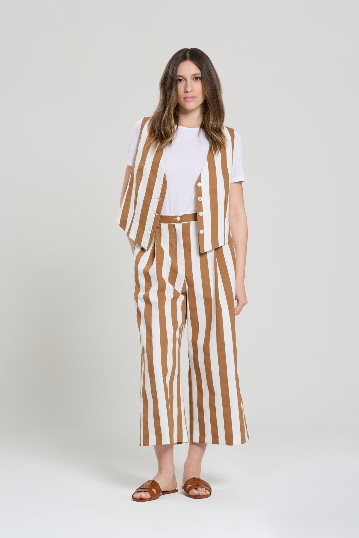 COMPLETO CON GILET A RIGHE CARAMELLO, TIRANA