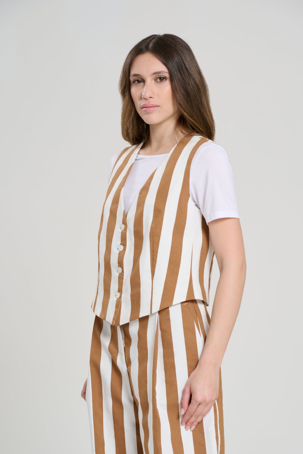 COMPLETO CON GILET A RIGHE CARAMELLO, TIRANA