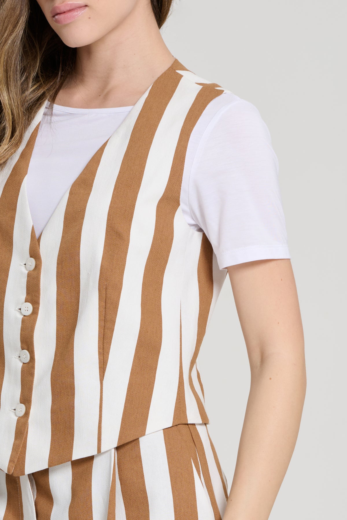COMPLETO CON GILET A RIGHE CARAMELLO, TIRANA