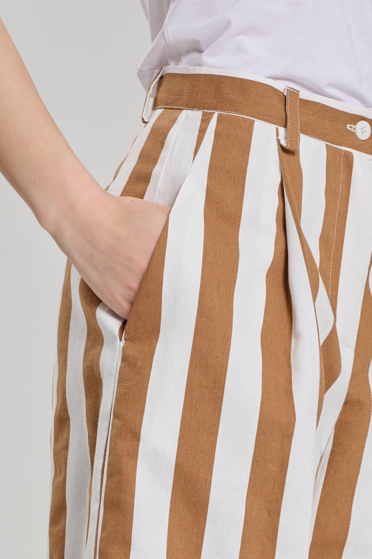COMPLETO CON GILET A RIGHE CARAMELLO, TIRANA