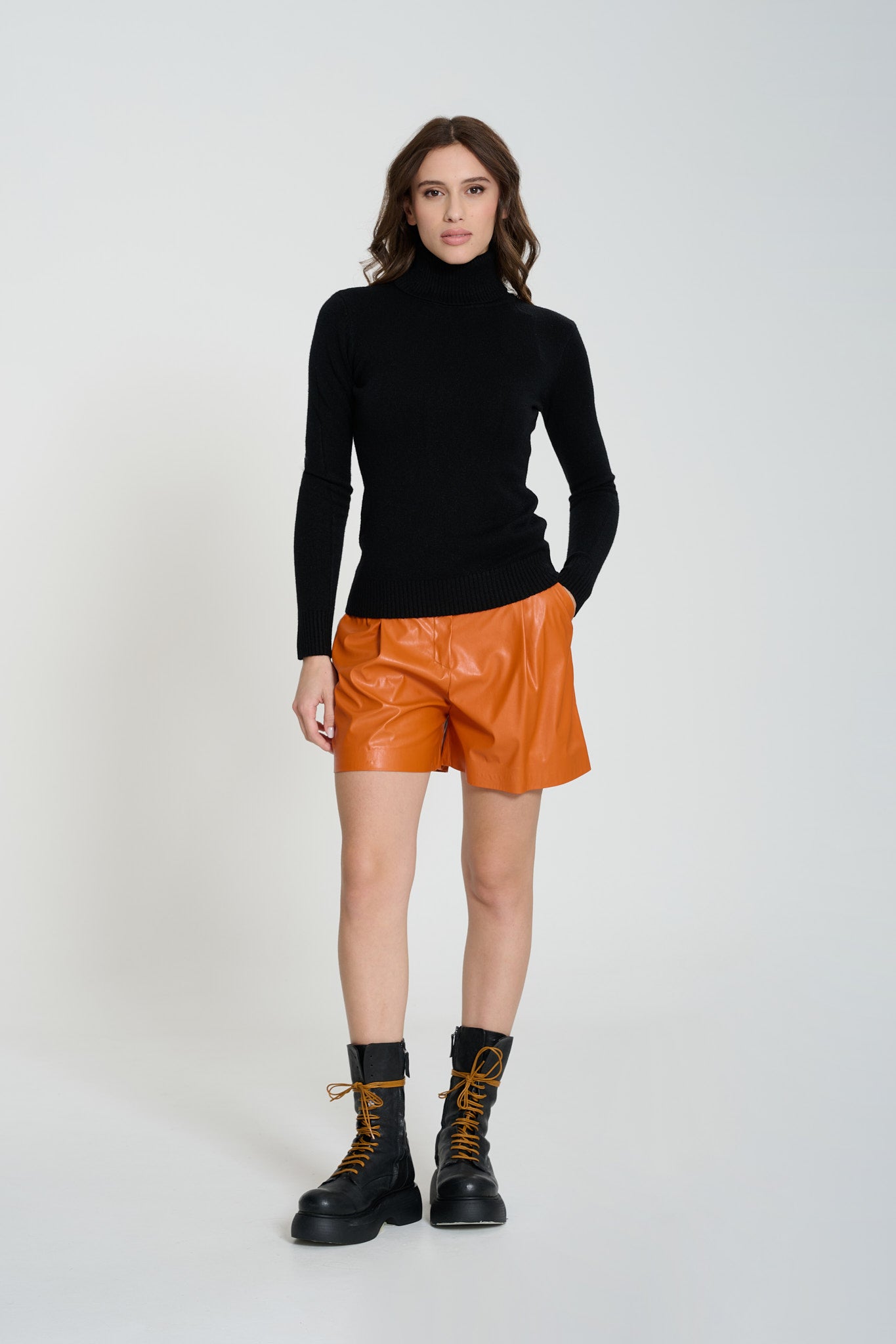 SHORTS IN ECOPELLE ARANCIO, SIDNEY
