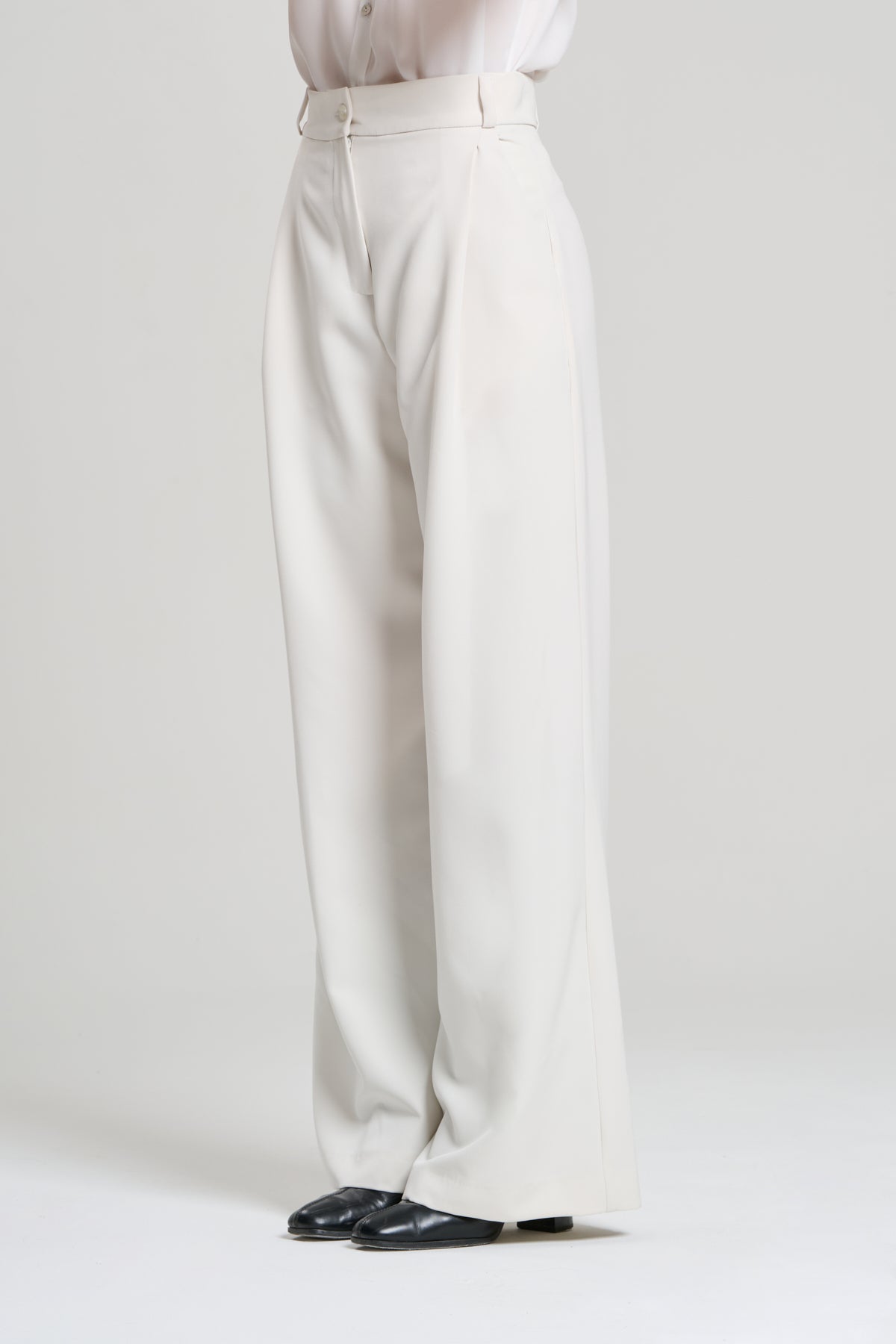 CHALK WHITE SUIT, TOKIO