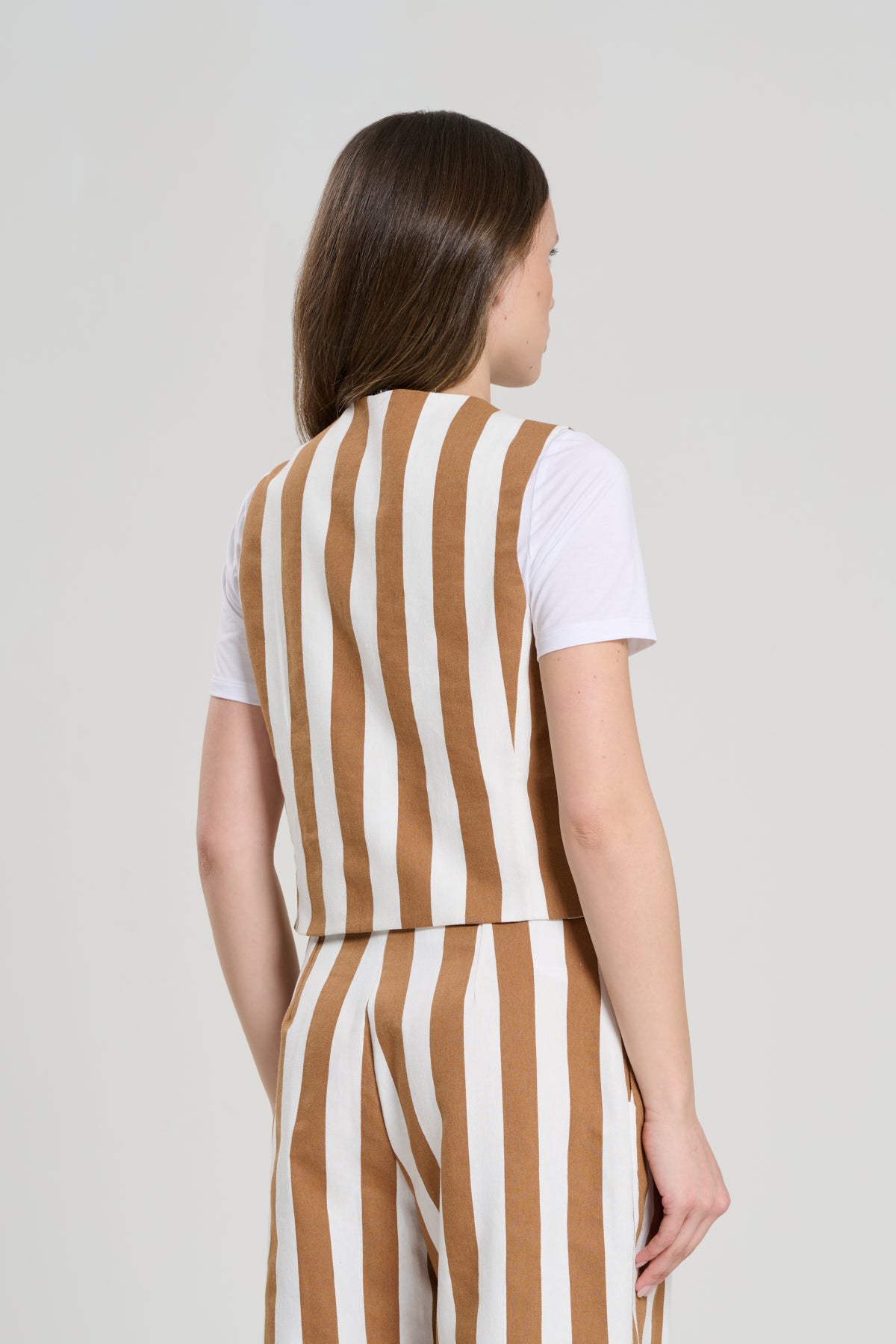 COMPLETO CON GILET A RIGHE CARAMELLO, TIRANA
